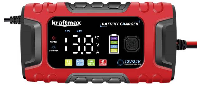 Červená nabíječka baterií zobrazující '13,8°C' teploty, vhodná pro 12V/24V baterie s možnostmi různých režimů a nastavení.