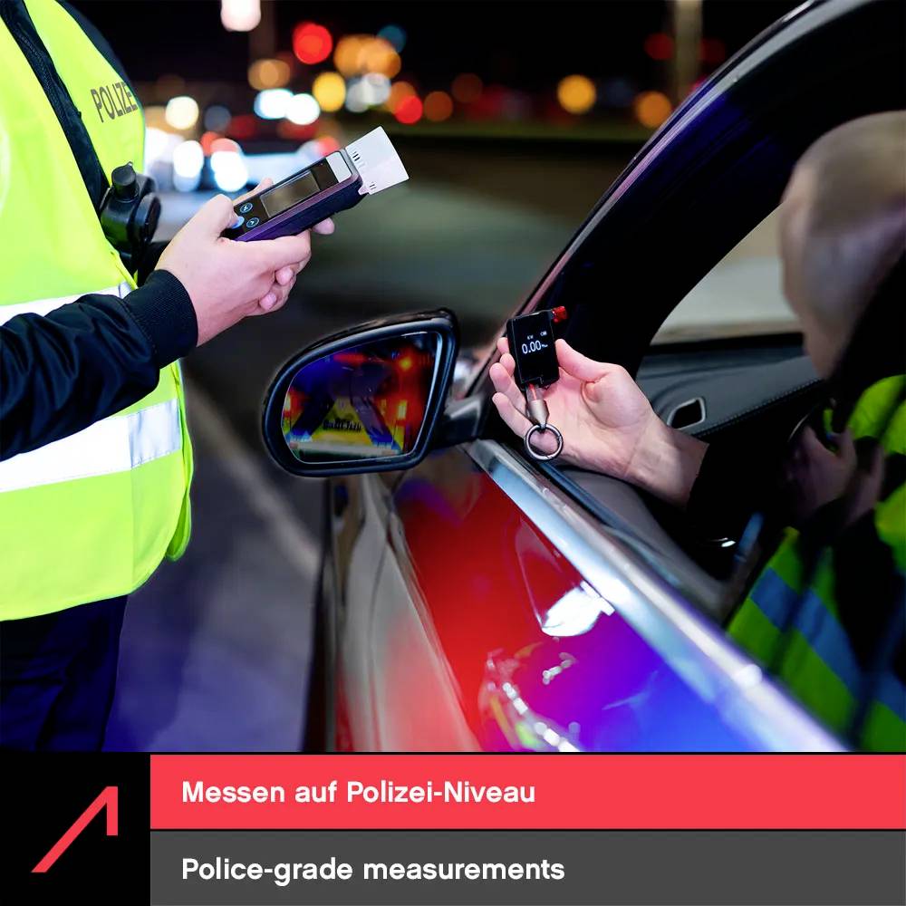 Policista používá alkoholový testery na řidiče v autě v noci, zobrazuje hodnotu. Text říká "Měření na úrovni policie".