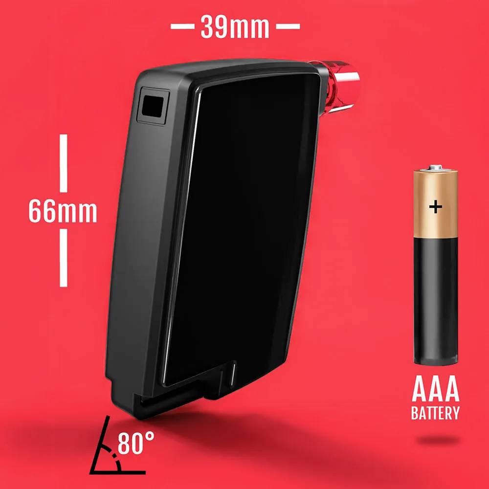 Elegantní černý přístroj s rozměry 66 mm x 39 mm je zobrazen pod úhlem 80 stupňů. Vedle něj je umístěna baterie AAA pro srovnání měřítka.
