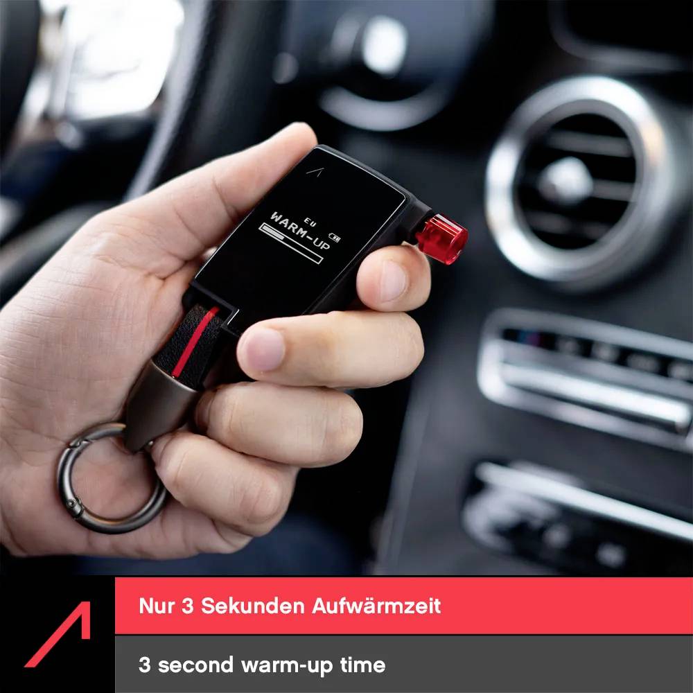 „Ruka drží malé zařízení pro ohřev vozu s textem: 3sekundový čas zahřátí. Zařízení je černé s červeným prvkem, uvnitř automobilu."