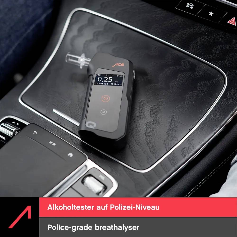 Policejní dechový alkohol test vystavený na konzoli vozidla, s digitálním displejem a náústkem, zvýrazňující pokročilou testovací technologii.