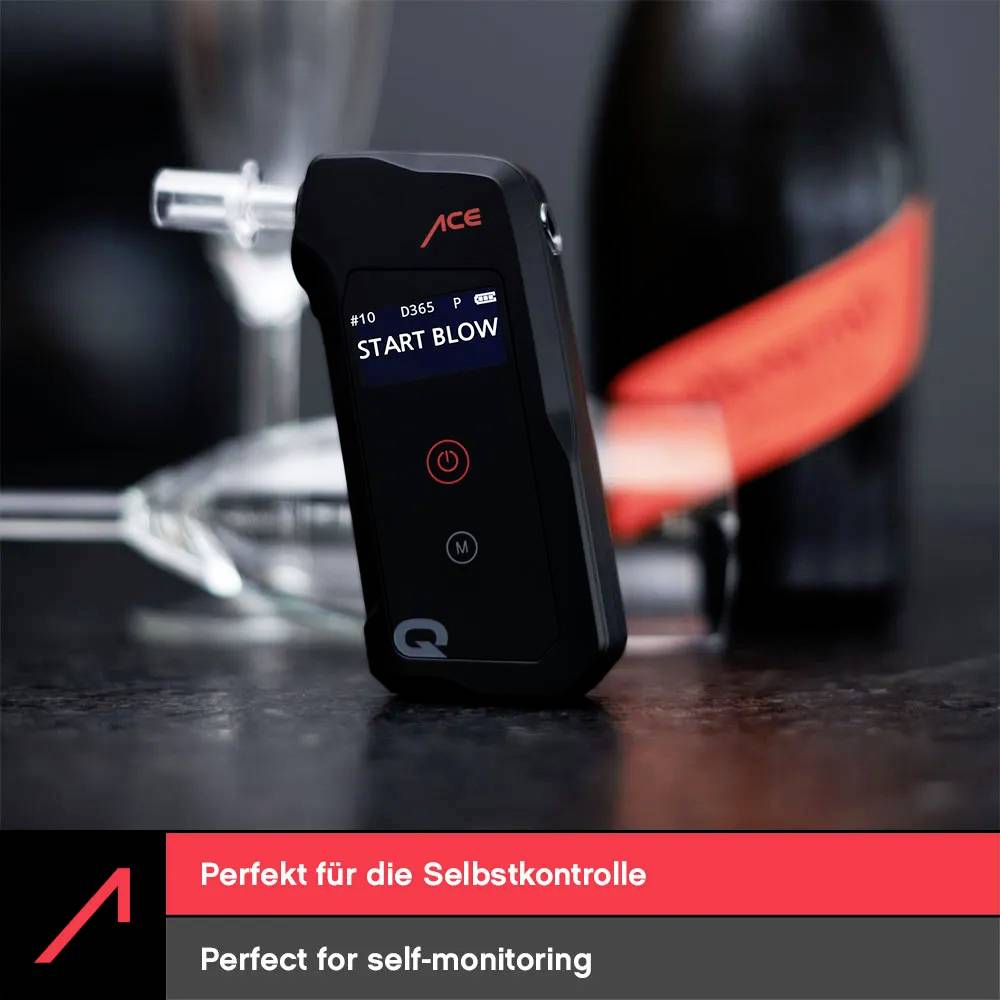 Černý digitální alkohol tester zobrazuje na displeji nápis 'ZAČNĚTE FOUKAT'. V pozadí rozmazané obrázky vinné sklenice a láhve. Text pod ním uvádí 'Ideální pro vlastní kontrolu'.