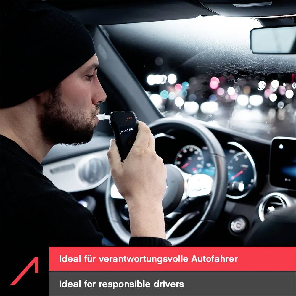Muž v zaparkovaném voze používá dechovou zkoušku pro bezpečnostní kontrolu. Text uvádí: „Ideální pro zodpovědné řidiče."