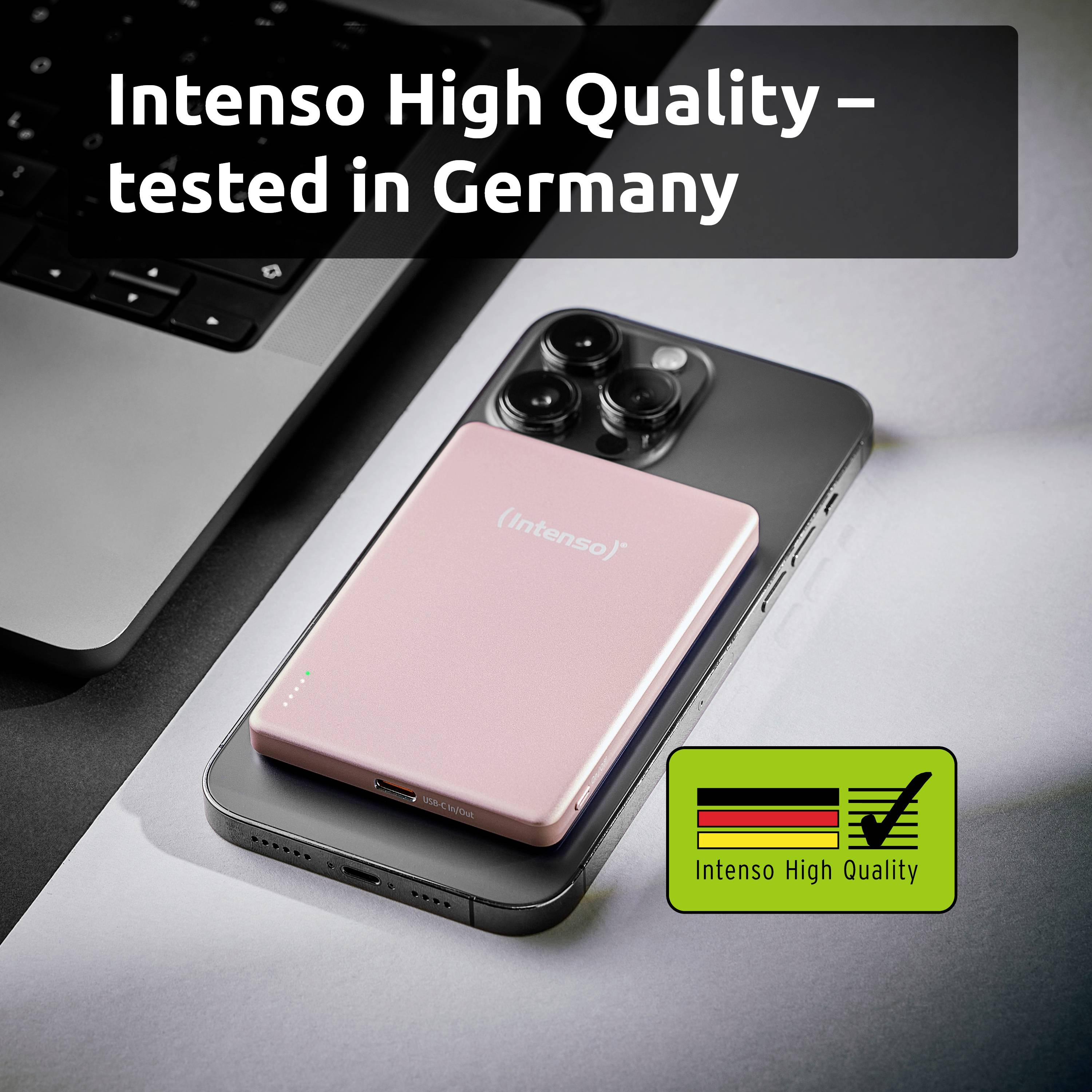 Přenosný externí pevný disk, označený štítkem 'Intenso High Quality', umístěný na povrchu spolu s obalem. Poznámky uvádějí testování v Německu.