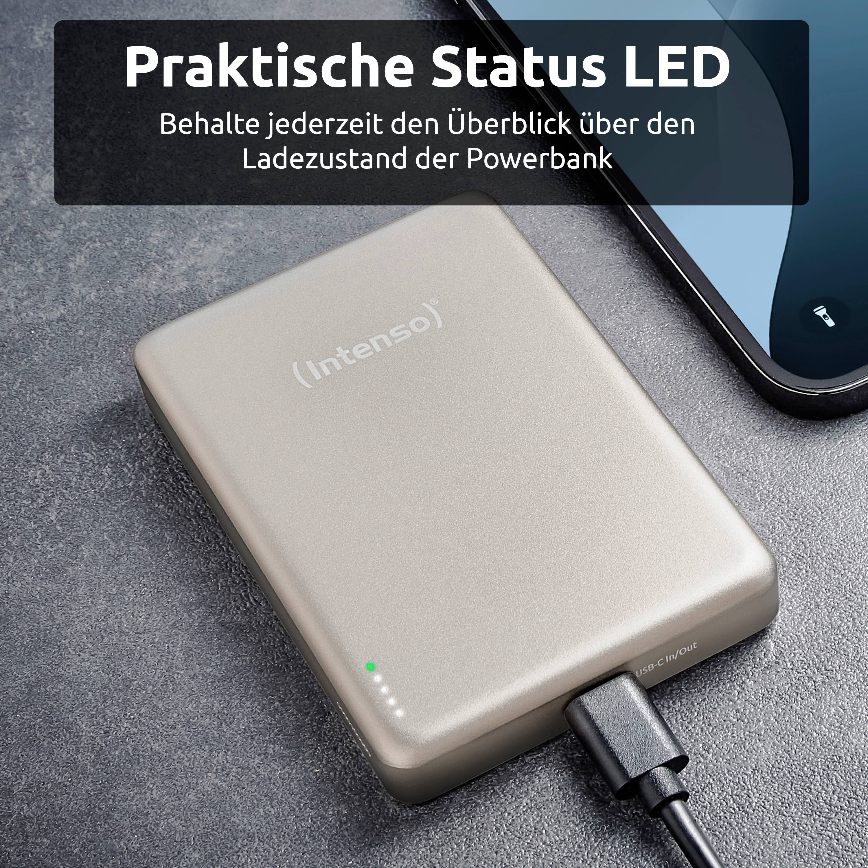 Externí pevný disk značky 'Intenso' s LED světlem je připojen kabelem. Poblíž leží smartphone na šedém povrchu. Německý text uvádí: 'Praktická stavová LED' a 'Vždy mějte přehled o stavu nabití powerbanka'.
