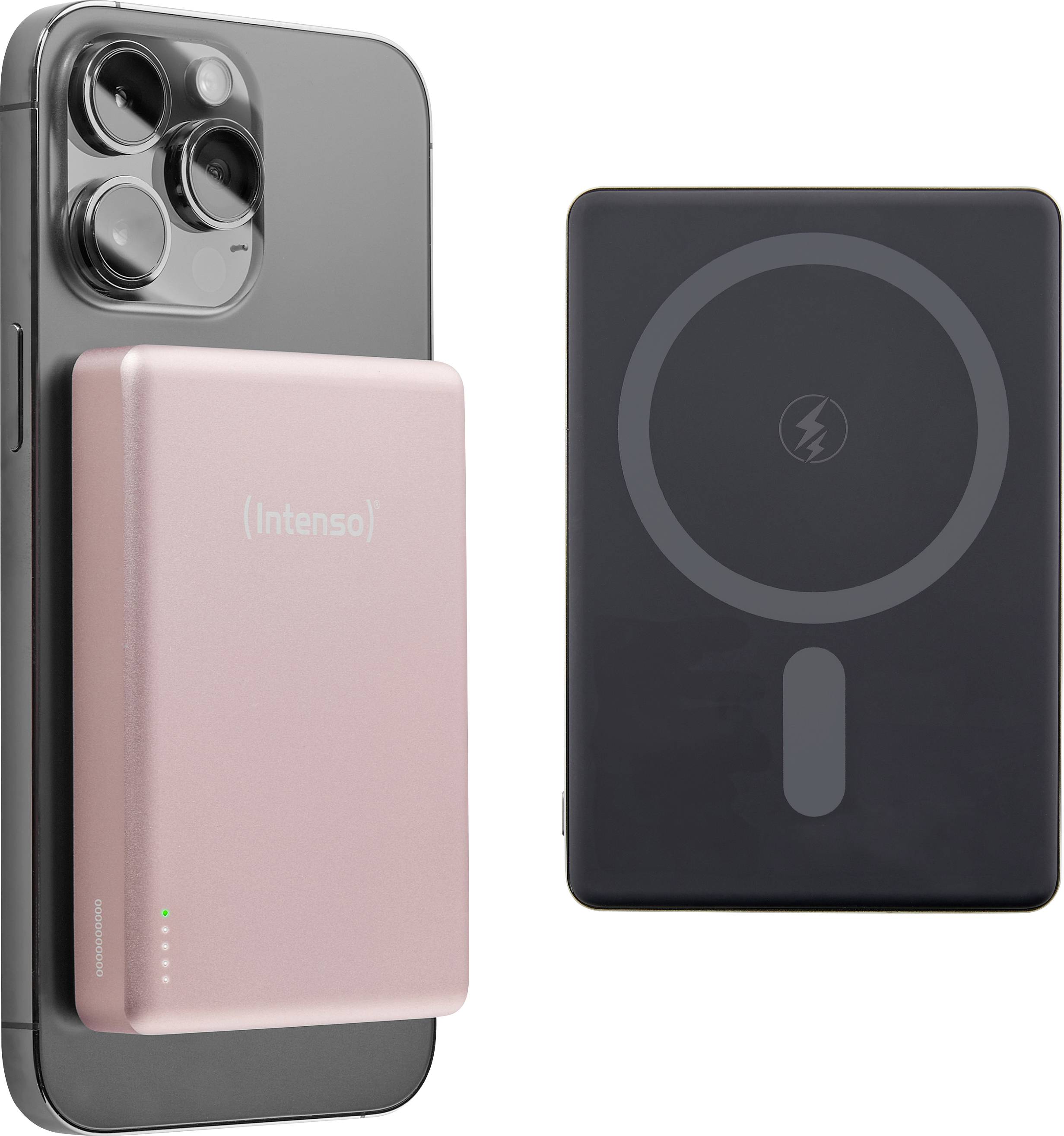 Růžová přenosná powerbanka Intenso a černá bezdrátová nabíjecí podložka leží vedle moderního smartphonu, což zobrazuje technologické příslušenství.