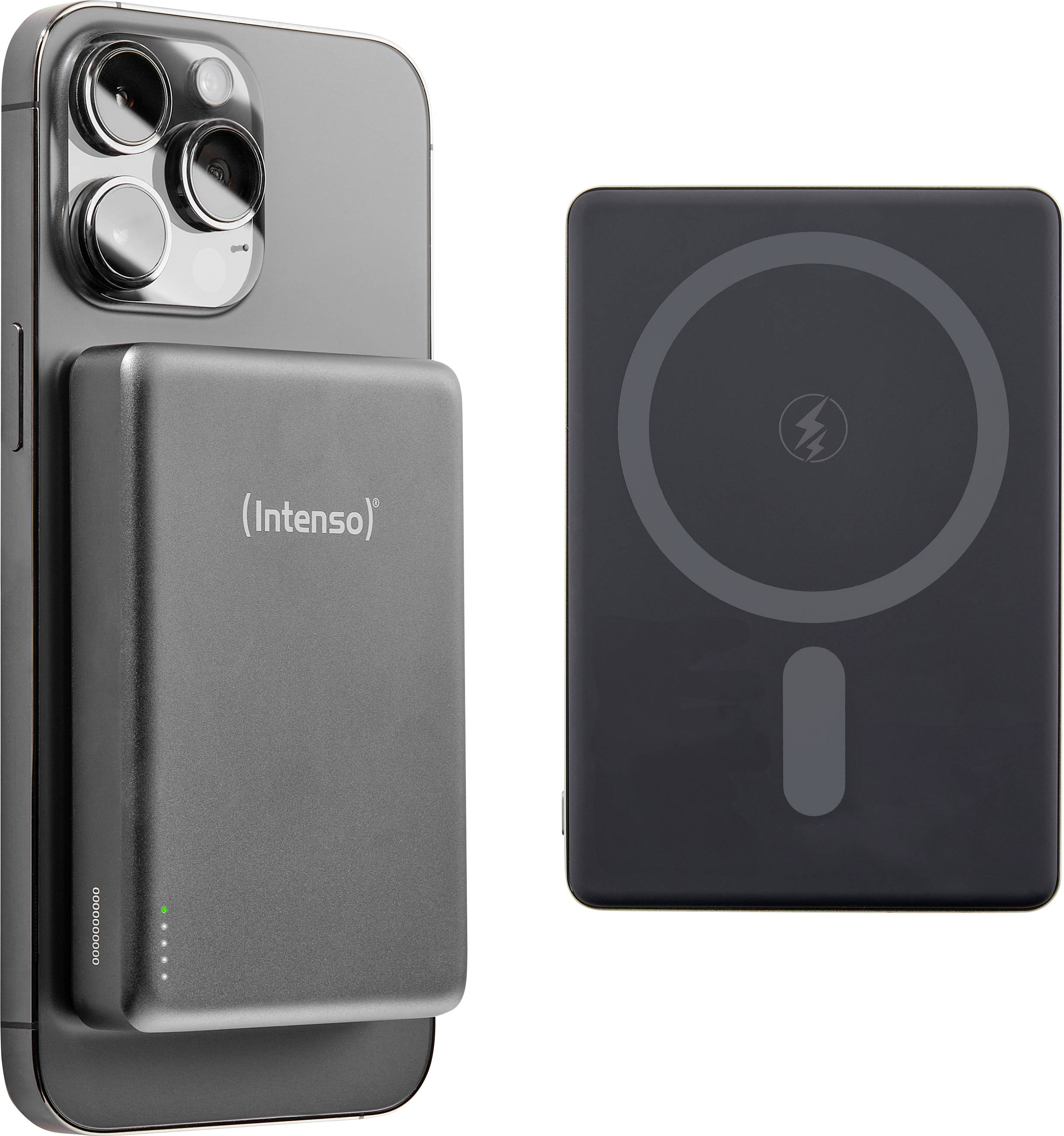 Smartphone s velkým fotoaparátem je připojen k powerbance s logem 'Intenso'. Vedle něj je umístěna další podobná powerbanka.