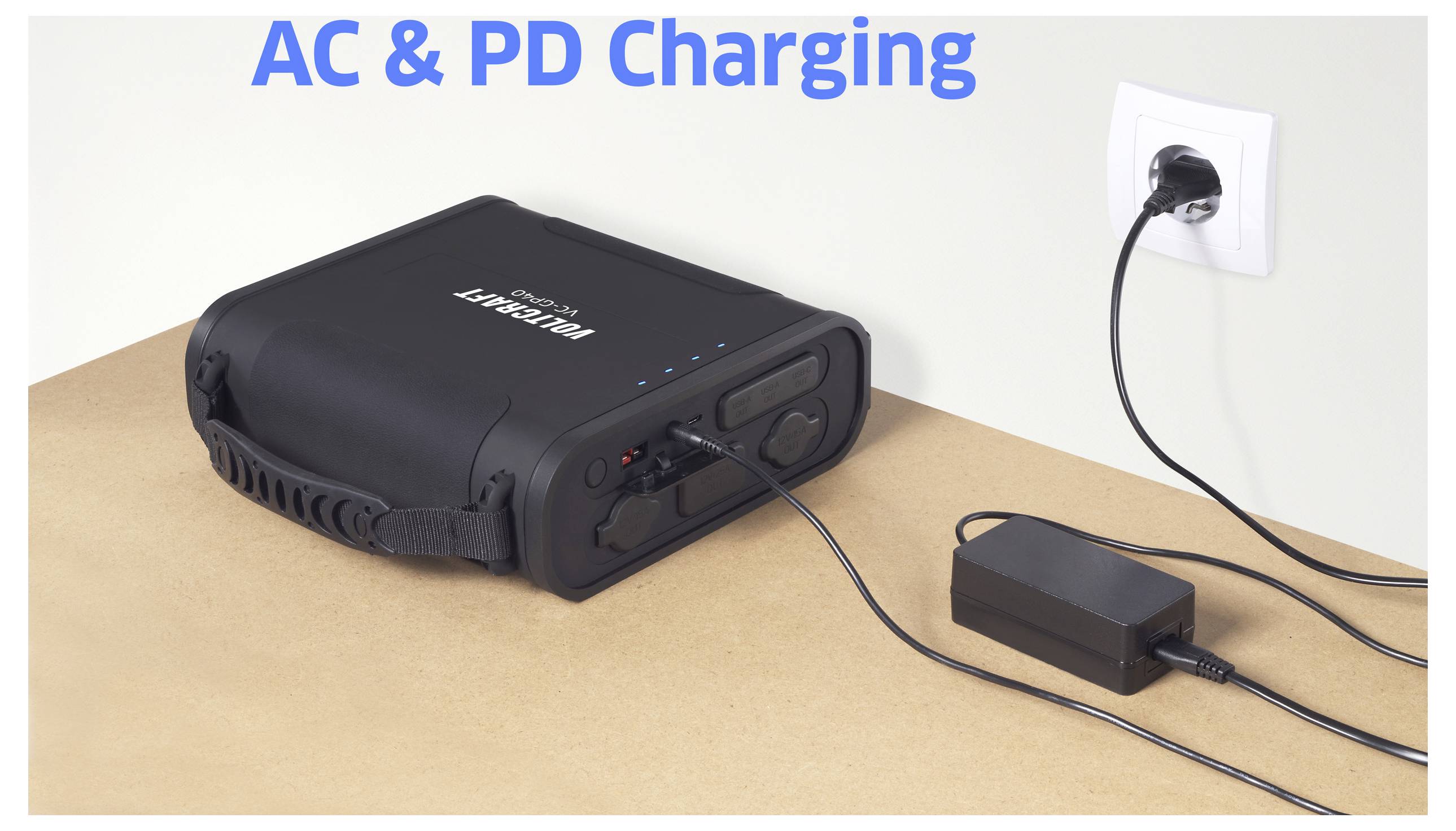 'AC & PD Charging': Powerbanka je zobrazena připojena k elektrické zásuvce přes nabíječ, což ilustruje duální možnosti nabíjení.