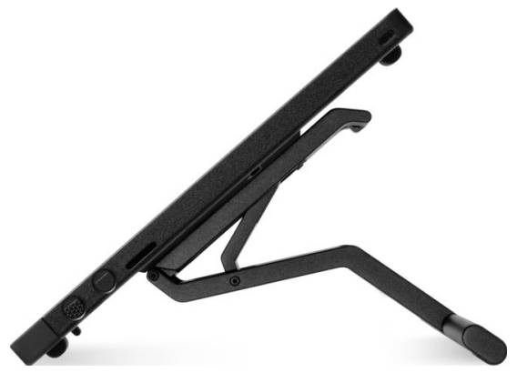 Černý nastavitelný stojan zobrazený z profilu, který podpírá plochý elektronický přístroj, pravděpodobně tablet nebo monitor, v šikmém úhlu.