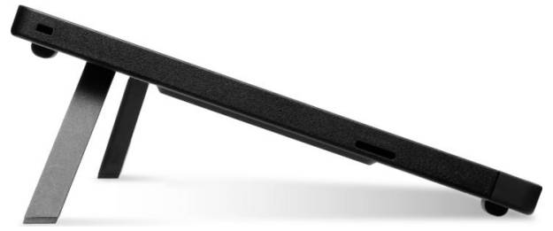 Černý tablet je opřený na kovovém stojanu, pohled je z boku. Obrazovka je nakloněná směrem nahoru a vykazuje elegantní a moderní design.