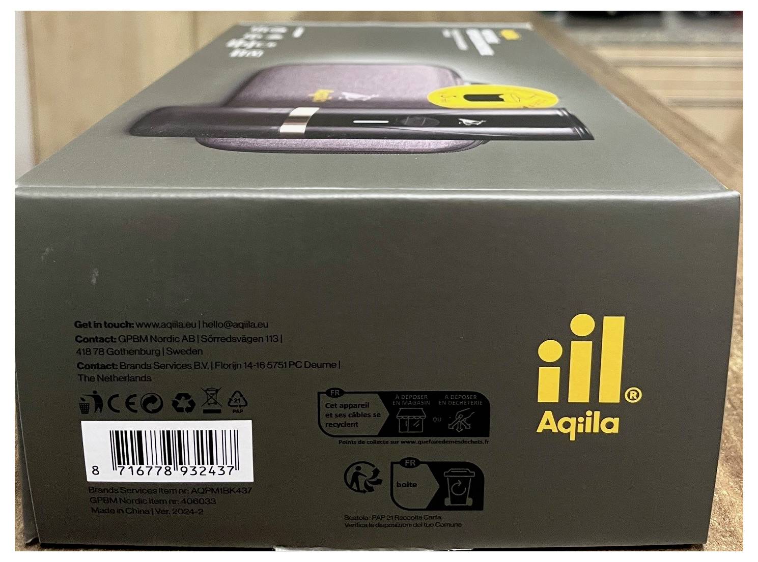 Obal 'Il Aqila' zobrazuje kontaktní údaje a čárový kód. Obsahuje grafiku s žlutým textem a ikonami znázorňujícími pokyny k použití produktu.