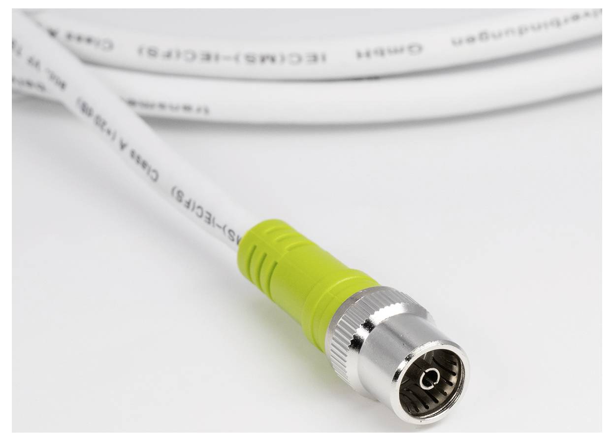 Detailní záběr koaxiálního kabelu s kovovým konektorem a zeleným plastovým pláštěm na konci.