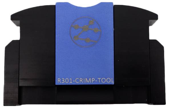 Krimpovací náStroj označený 'R301-CRIMP-TOOL' s modrou centrální sekcí, který má kovový logo vzájemně propojených uzlů.