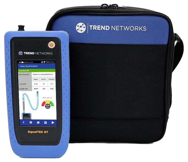 Ruční zařízení SignalTEK QT je zobrazeno vedle černého a modrého přepravního pouzdra společnosti Trend Networks.