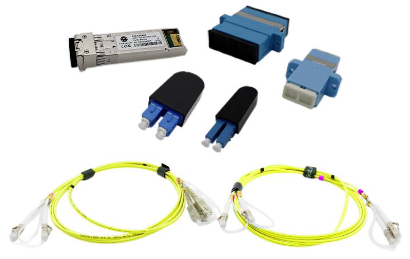 Sbírka optovláknových komponentů, včetně transceiverů, adaptérů, konektorů a žlutých optických kabelů s průhlednými hroty.