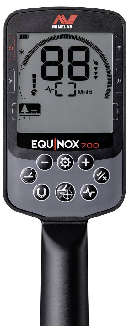 Ruční kovový detektor s digitálním displejem zobrazujícím numerickou hodnotu a různé ikony, které indikují režim a nastavení.