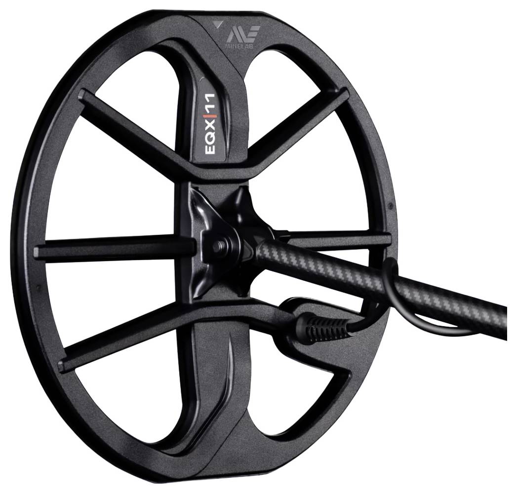 Kulatá, černá cívka detektoru kovů označená "EQX 11" s centrálním úchytem pro připojení, určená k detekci kovů pod zemí.