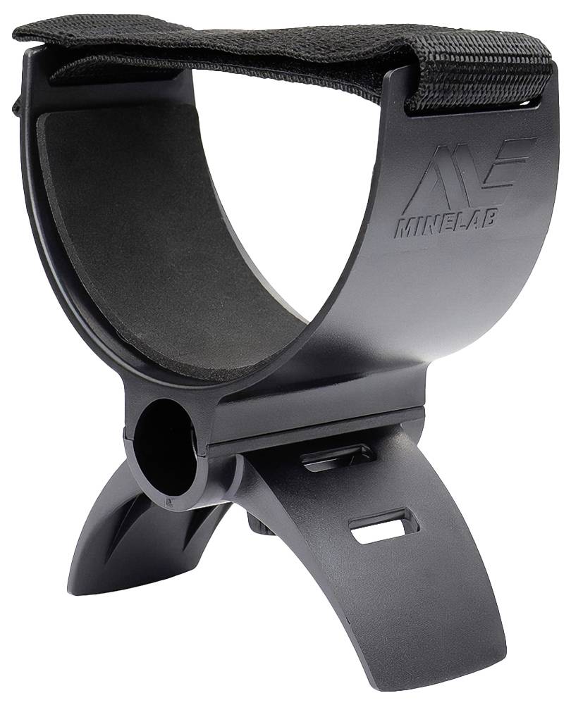 Černý plastový podhlavník pro detektory kovů s popruhem na horní straně, na boku s vyraženým logem 'Minelab'.