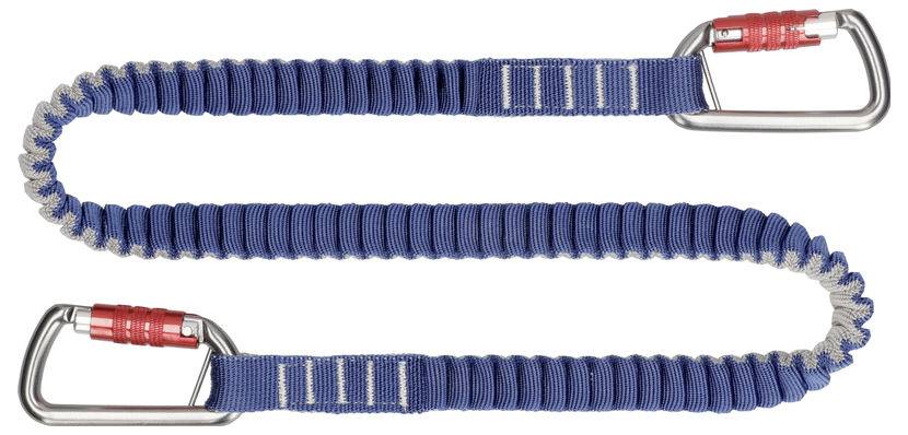 Modrý bungee kabel se dvěma kovovými karabinami, z nichž každá má červený zajišťovací mechanismus, vhodný pro upevnění výstroje nebo vybavení.