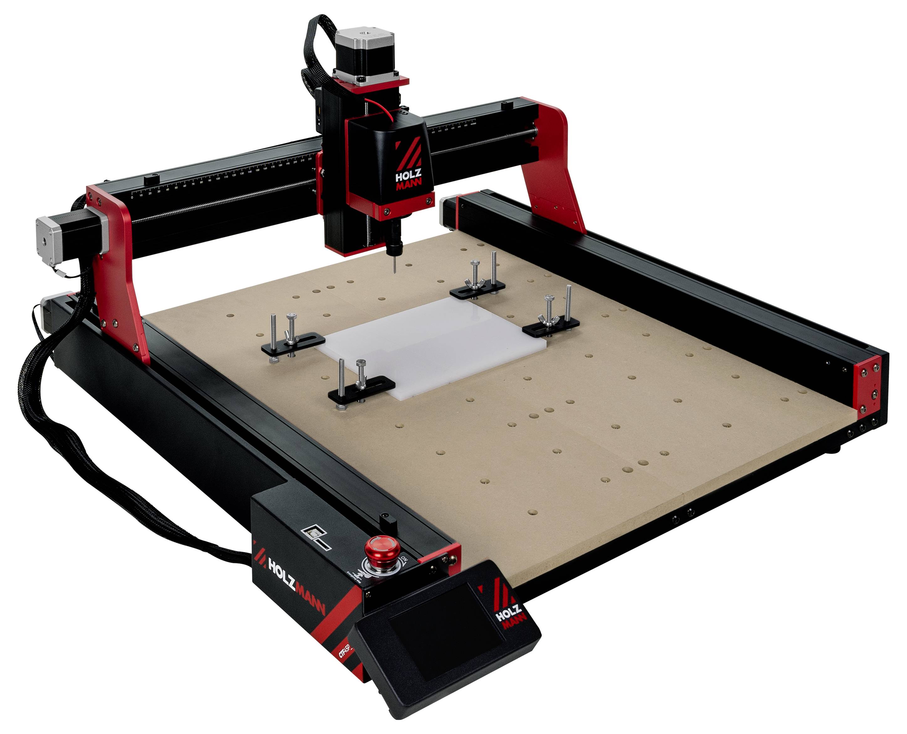 Červený a černý CNC stroj s plochou dřevěnou deskou a čtyřmi svorkami, používaný pro přesné řezání a gravírování.