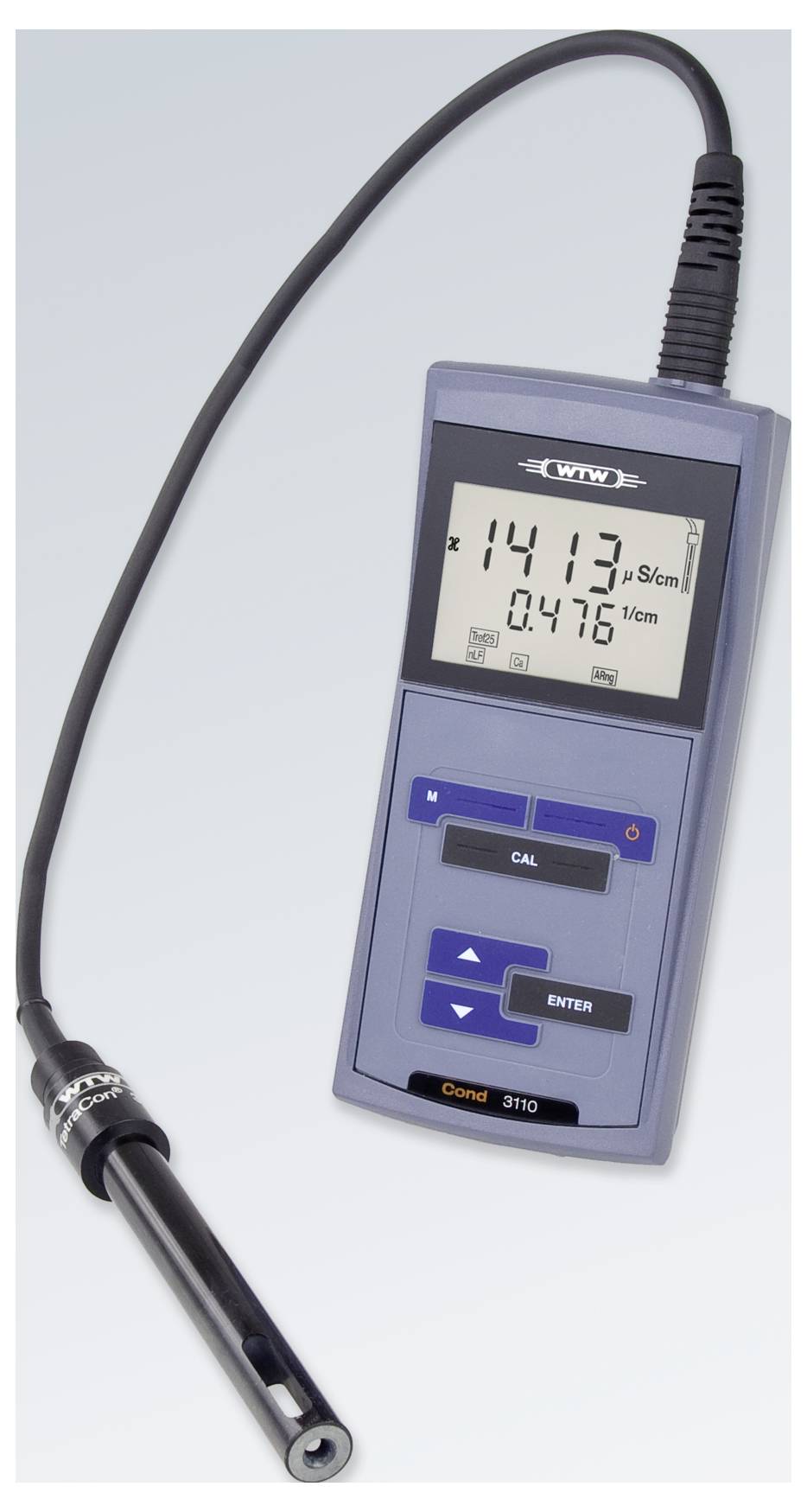 Ruční digitální konduktometr s kabelovou sondou, zobrazující hodnoty '141,3 μS/cm' a '0,476 μS'.
