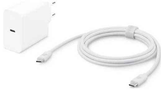 Bílý USB-C napájecí adaptér a USB-C nabíjecí kabel, stočený a zajištěný suchým zipem, položené vedle sebe.