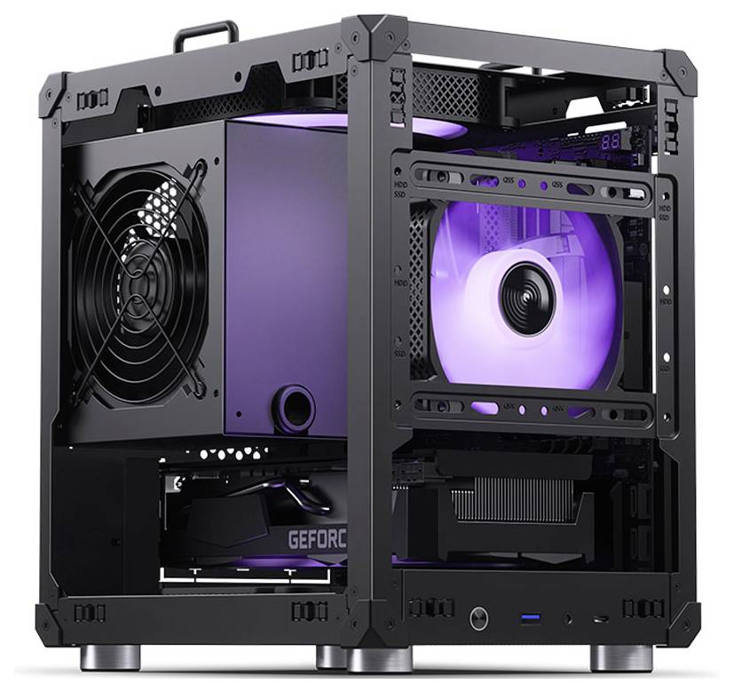 Černý otevřený počítačový case s viditelnými chladicími ventilátory a fialovým LED ventilátorem. Je zde nainstalována grafická karta označená "GEFORCE".