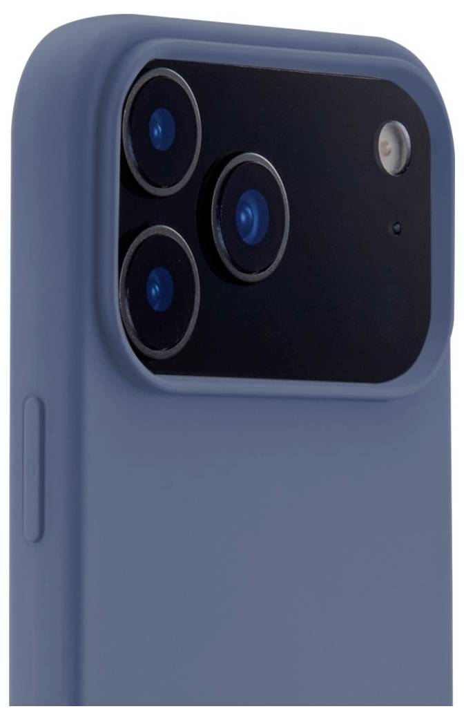 Smartphone s modrým pouzdrem, zaměřený na zadní fotoaparát, který zahrnuje tři čočky a blesk.