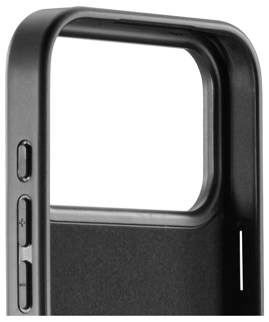Detailní záběr černého krytu na telefon zobrazující tlačítka na boku a velký otvor pro fotoaparát.