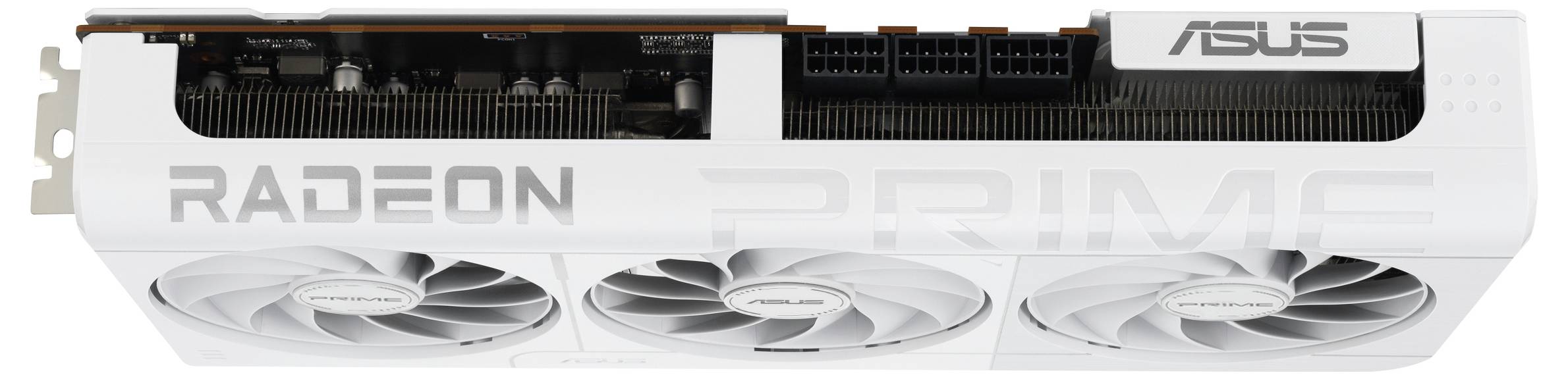 Bílá grafická karta ASUS s třemi chladicími ventilátory, označená nápisy 'RADEON' a 'PRIME', s částečně viditelnými konektory na horní hraně.