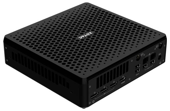 Černý, kompaktní mini počítač ZOTAC s perforovaným horním krytem pro ventilaci, který nabízí několik USB a HDMI portů na přední a boční straně.