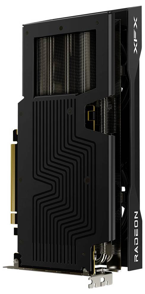 Grafická karta s černým chladičem a logem 'RADEON' na boku, která ukazuje její chladicí design a značku.