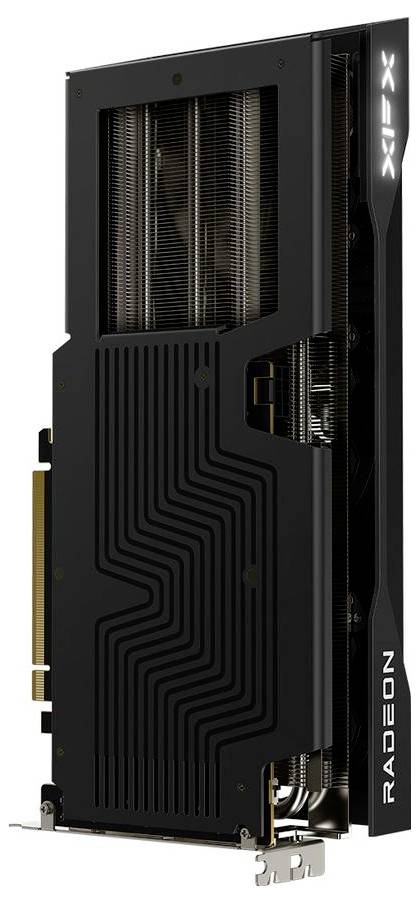 Grafická karta s elegantním černým designem, s výraznými chladicími žebry a logem 'Radeon' na boku.