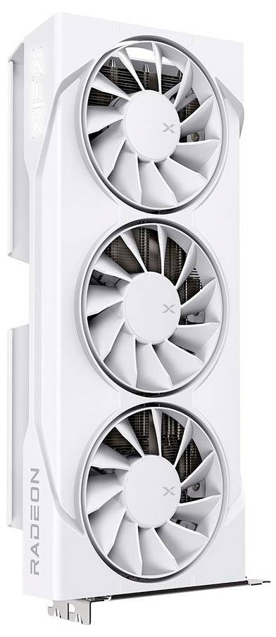 Bílá grafická karta se třemi velkými chladicími ventilátory, s logem 'Radeon' na jejím boku.