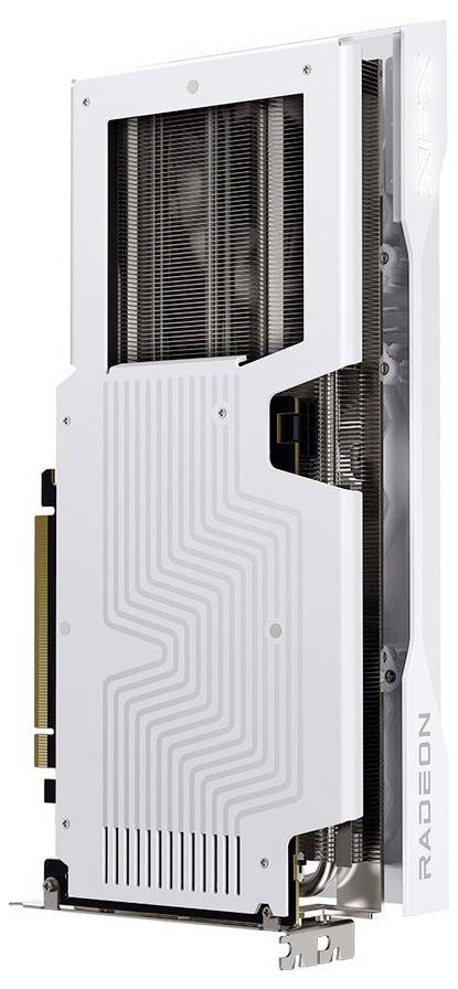 Bílá grafická karta s vertikálními drážkami, viditelnými chladicími žebry a logem 'Radeon' na straně, určená pro použití v počítačovém hardwaru.