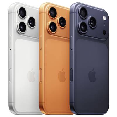 Tři smartphony zobrazené zleva doprava v bílé, oranžové a modré barvě, každý s trojitým zadním fotoaparátem a elegantním designem.