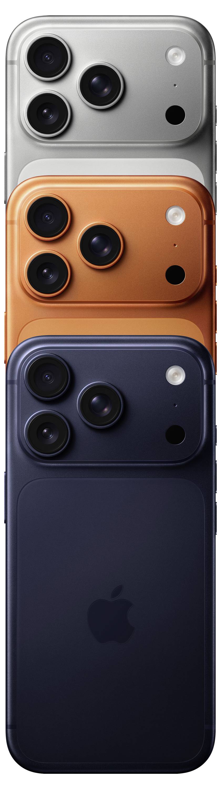 Tři smartphony v stříbrné, oranžové a tmavě modré barvě, vertikálně naskládané. Každý zobrazuje pohled zezadu se zvýrazněnými fotoaparáty.