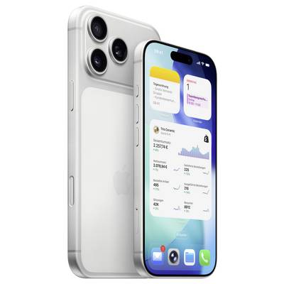 Nový smartphone s elegantním stříbrným designem a třemi zadními fotoaparáty je zde vystaven. Na obrazovce je zobrazená finanční aplikace s grafy a číselnými údaji.