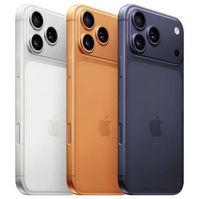 Tři smartphony v různých barvách (bílá, oranžová, modrá), každý s trojitým fotoaparátem a logem Apple, zobrazené ve vzpřímené poloze.