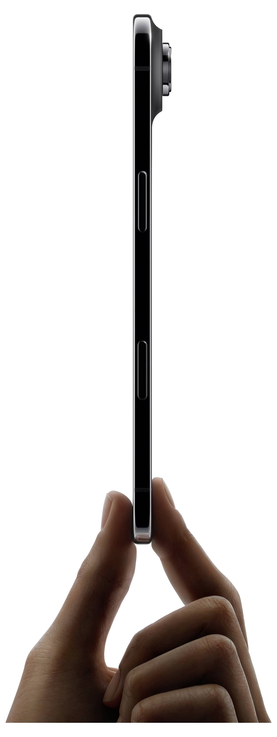 Ruka drží tenký smartphone svisle, přičemž ukazuje jeho boční profil a elegantní design s viditelnými tlačítky pro ovládání hlasitosti a zapínání.