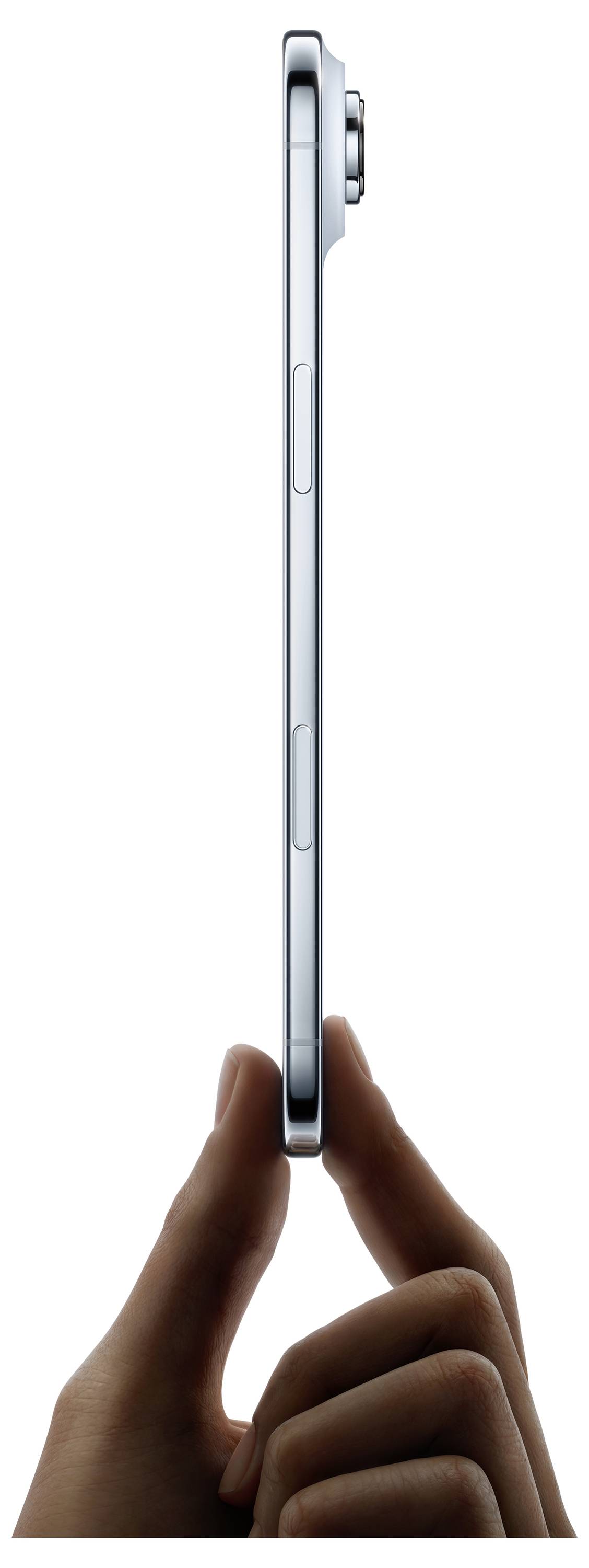 Ruka držící tenký smartphone svisle, zdůrazňující jeho štíhlý design a elegantní kovový okraj.