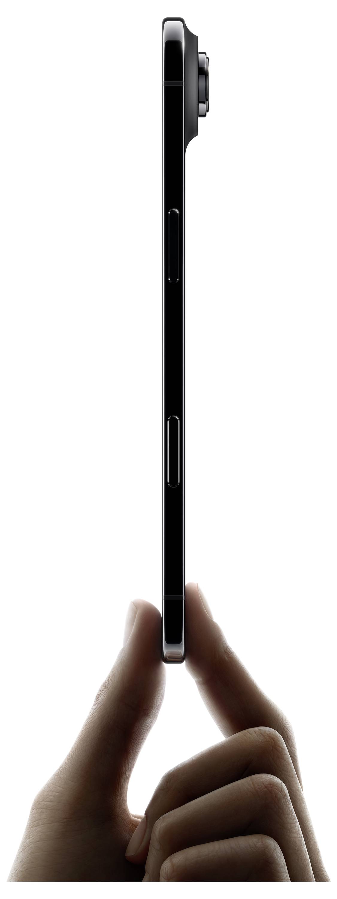 Lidská ruka držící tenký smartphone svisle proti bílému pozadí, který zvýrazňuje štíhlý profil telefonu.