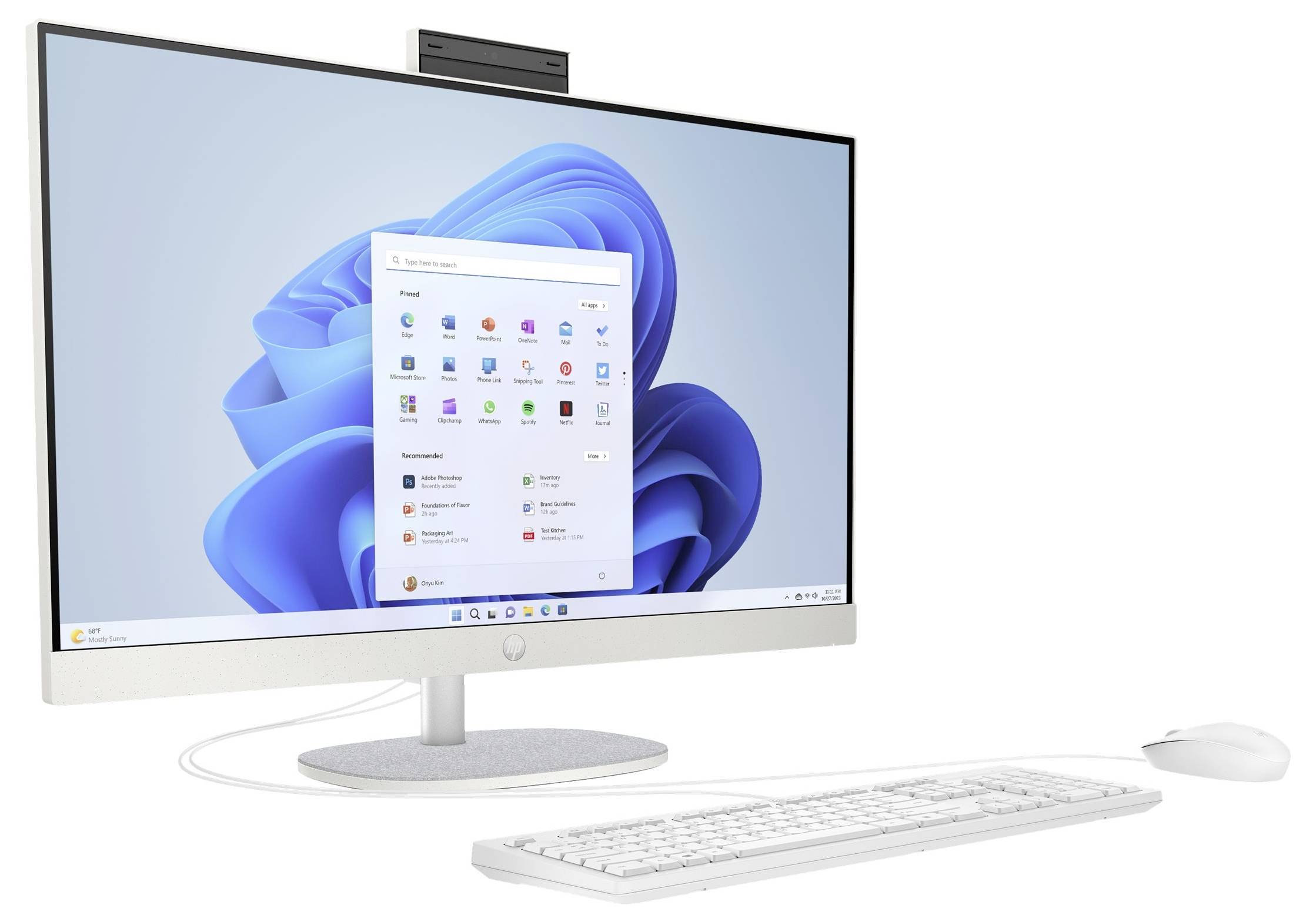 Moderní stolní počítač s širokým monitorem zobrazujícím domovskou obrazovku operačního systému Windows, doplněný bílou klávesnicí a myší.