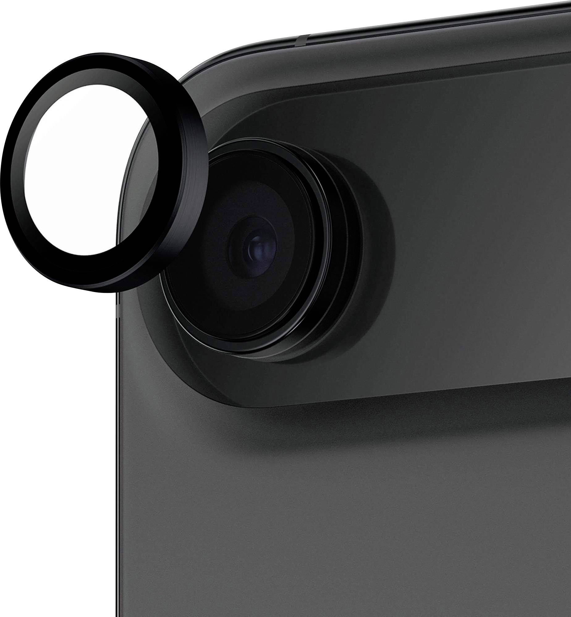 Detailní záběr objektivu kamery smartphonu nebo tabletu, přes který je umísťován odnímatelný fotografický nástavec.