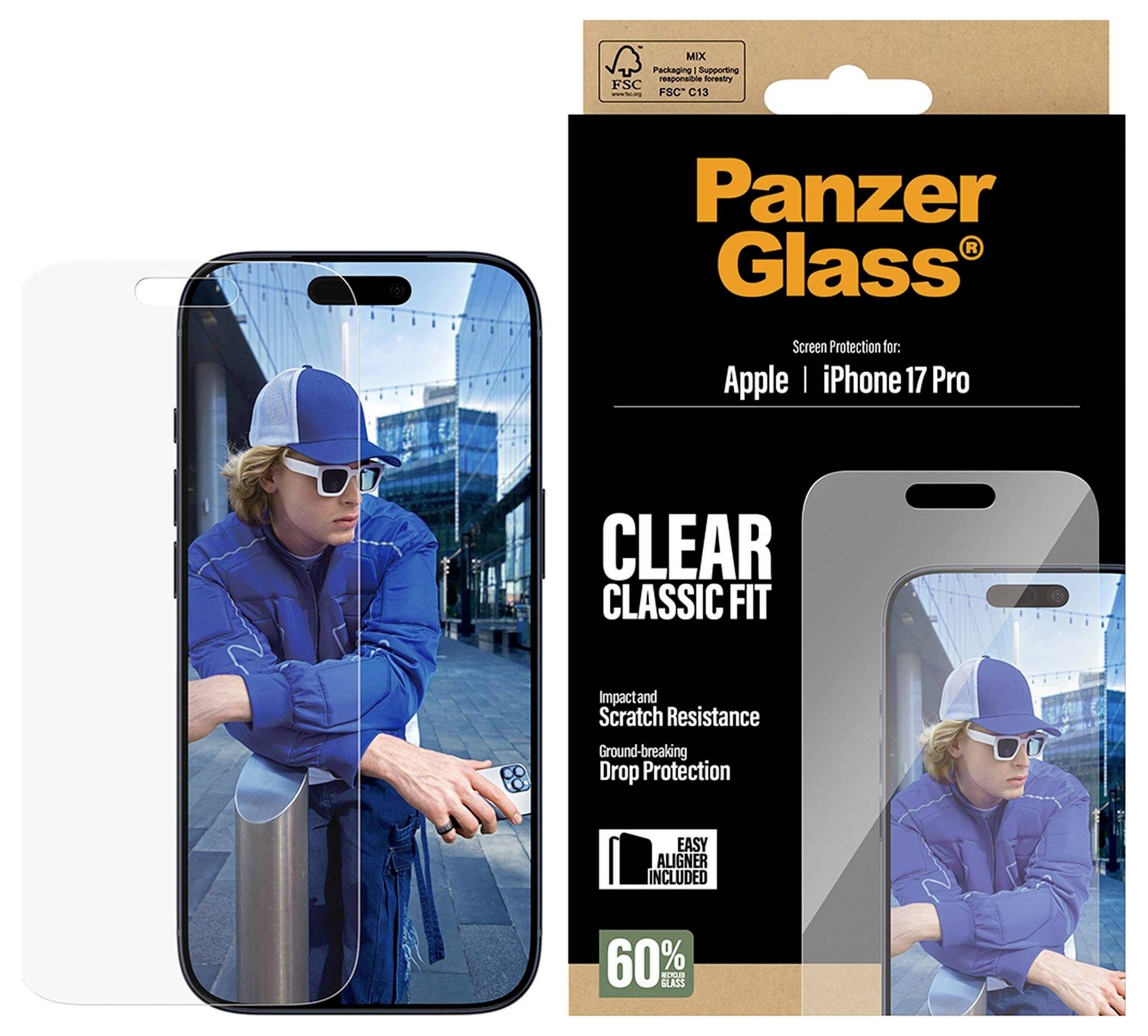 Osoba v modré bundě a čepici se slunečními brýlemi, odrážející se na smartphonu s ochranným skleněným krytem. Obal zvýrazňuje 'Panzer Glass Clear Classic Fit' pro iPhone 17 Pro.
