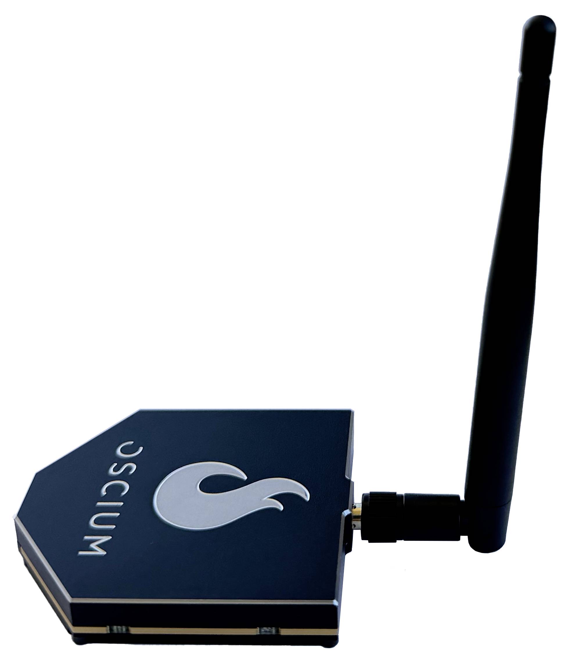 Malé černé zařízení s anténou a logem 'Qscium', pravděpodobně bezdrátový přijímač nebo router, určený pro připojení k internetu.