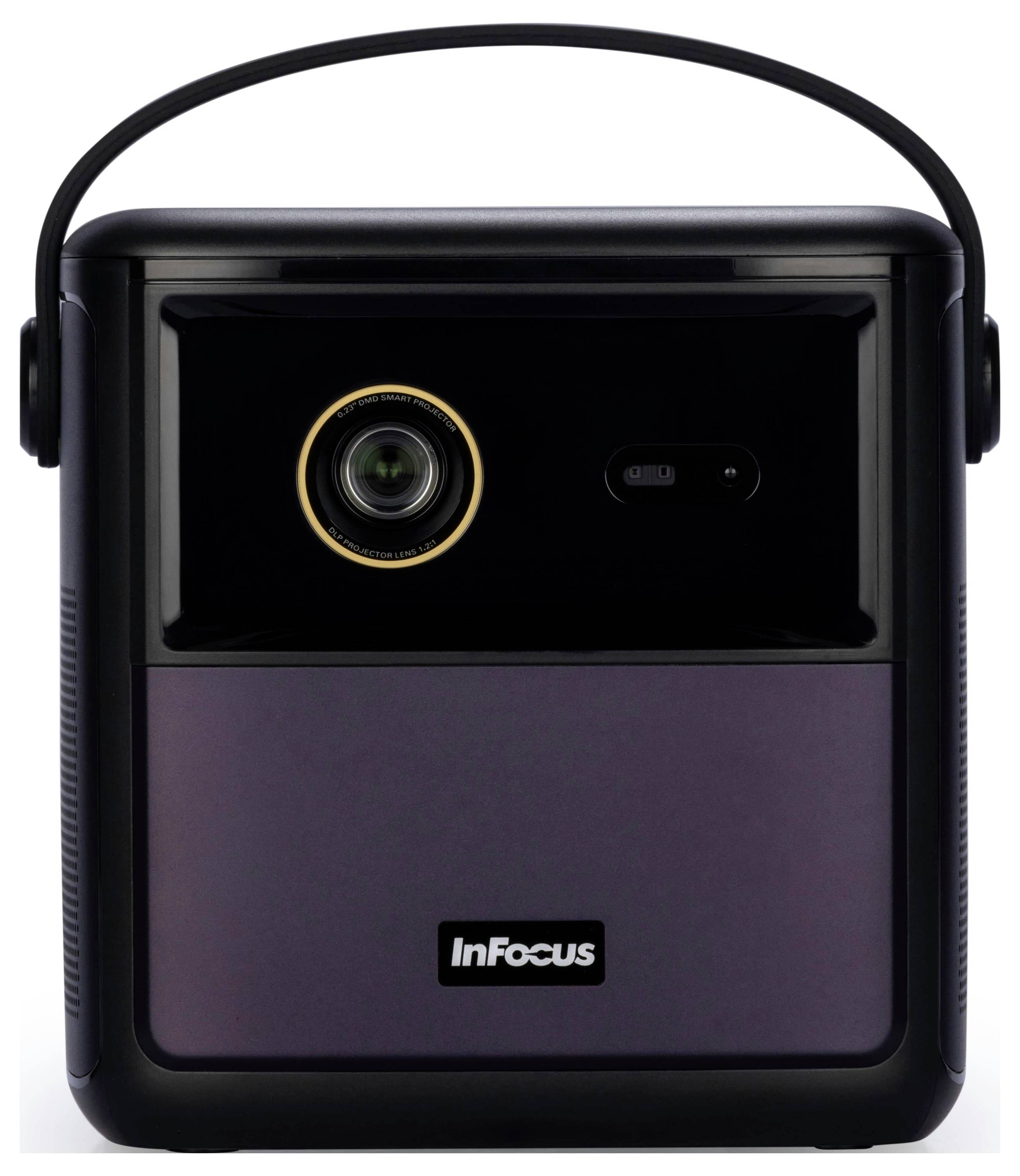 Přenosný černý projektor s čelní čočkou a rukojetí, značky 'InFocus'.