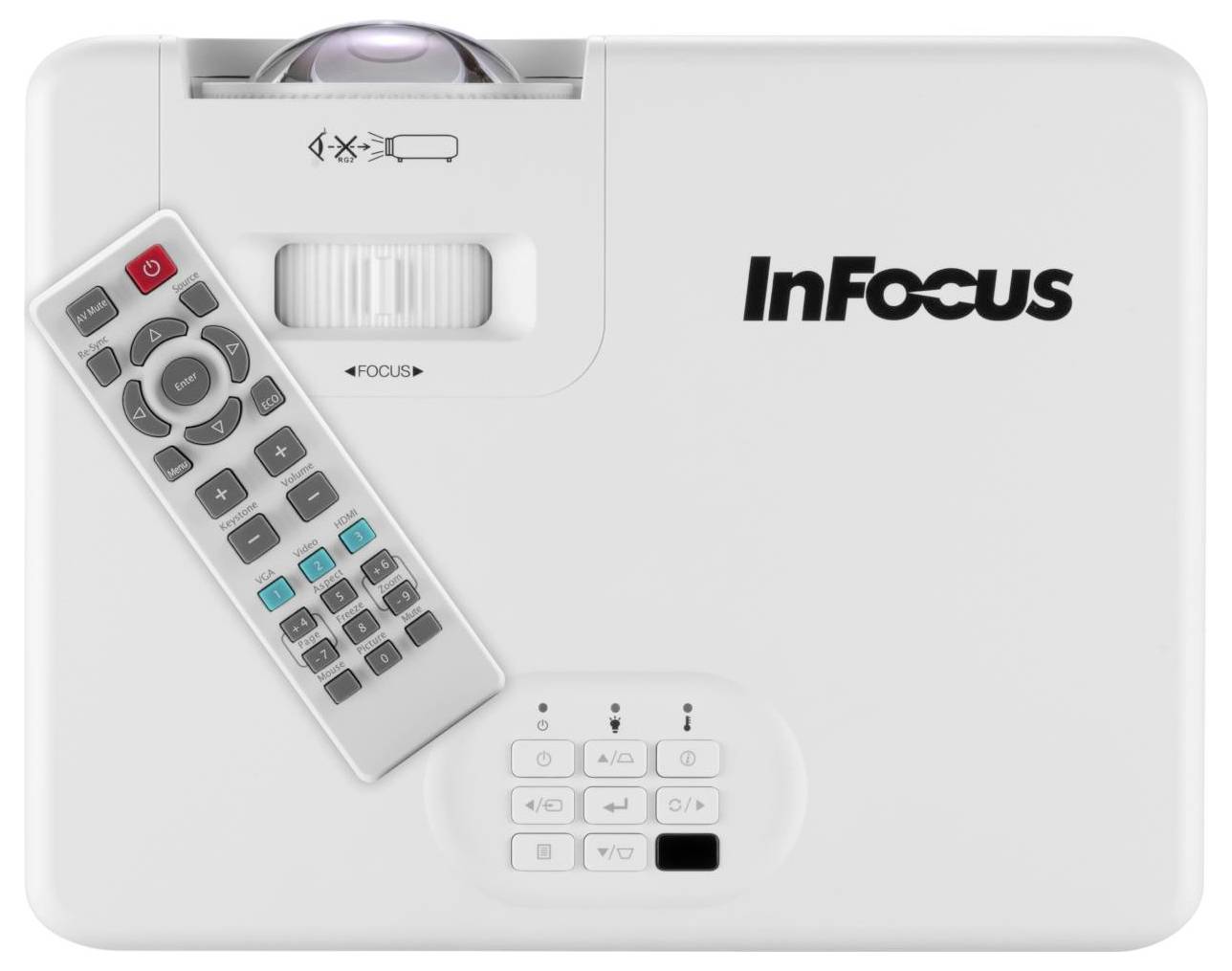 Bílý projektor InFocus s dálkovým ovladačem položeným navrchu. Projektor je vybaven ovládacími tlačítky pro zapnutí a navigaci.