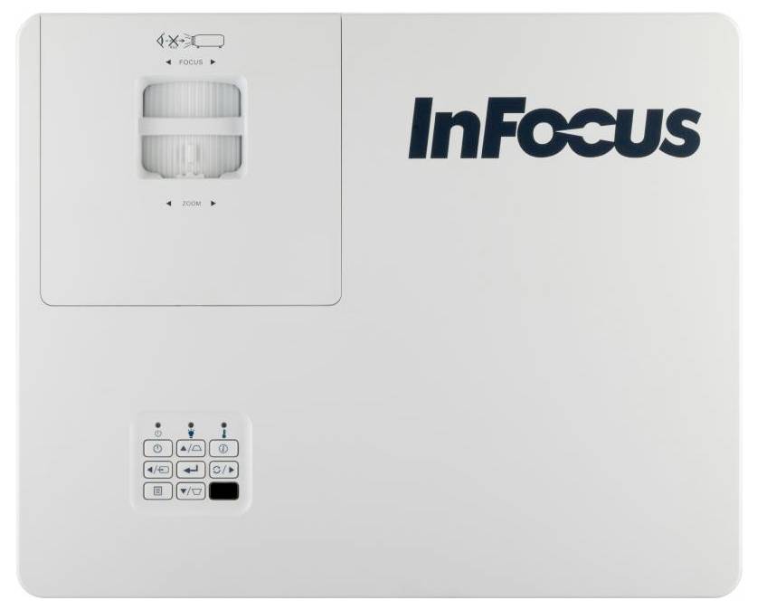 Bílý projektor InFocus pohledem shora ukazuje zaostřovací kolečka objektivu a ovládací panel s navigačními a menu tlačítky.