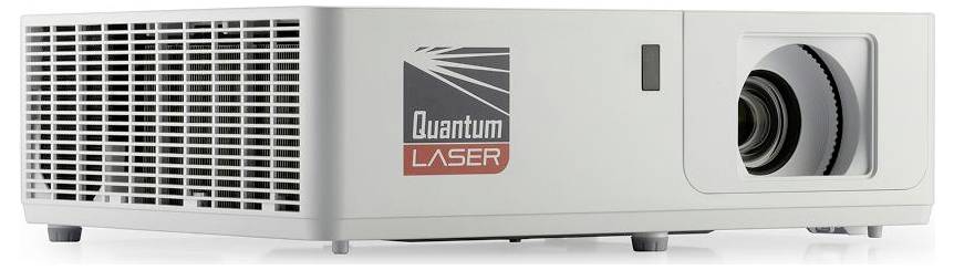 Bílý projektor s logem 'Quantum Laser', vybavený velkým objektivem na pravé straně a větracími mřížkami na straně levé.